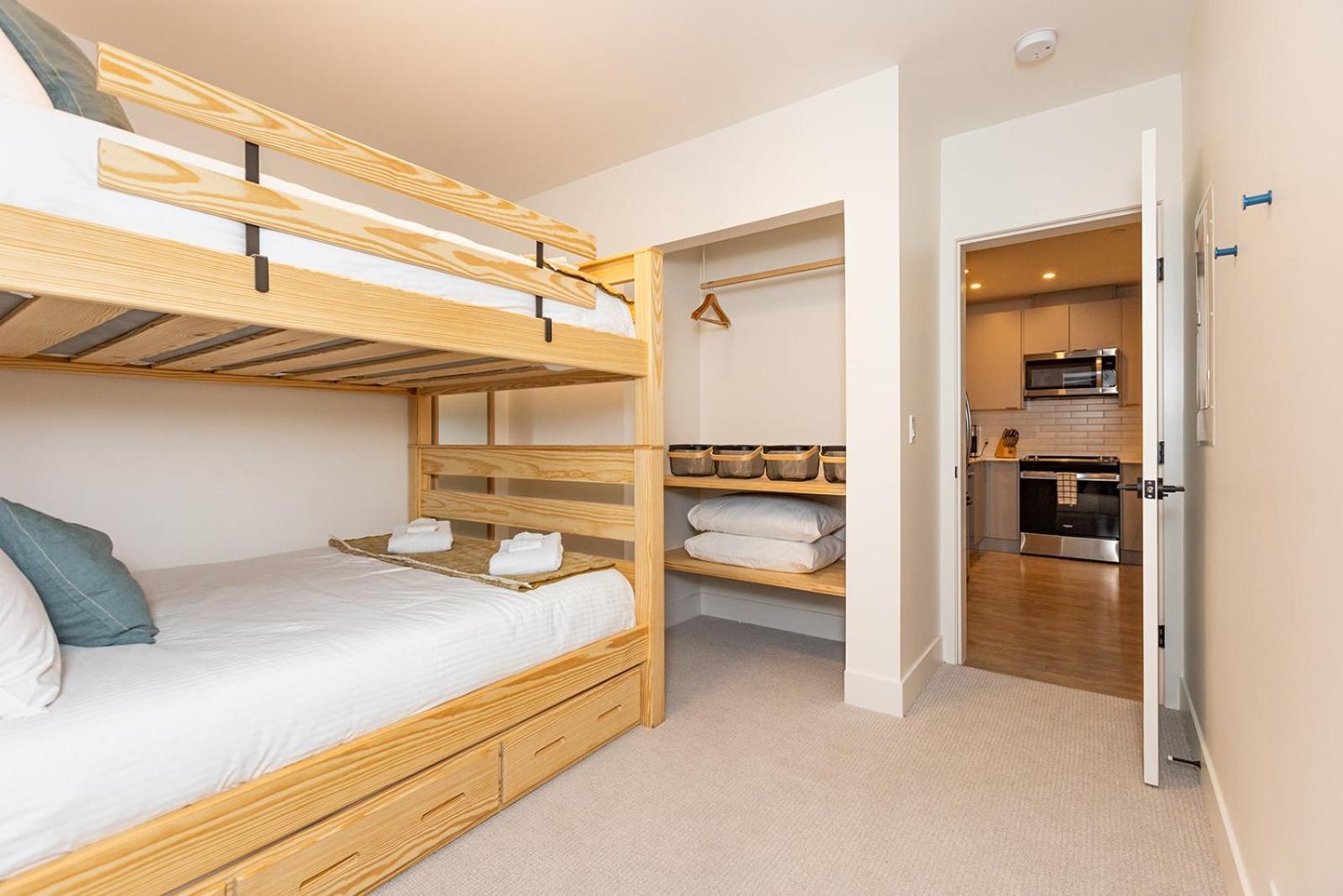 Tally Ho By Revelstoke Vacations Eksteriør bilde