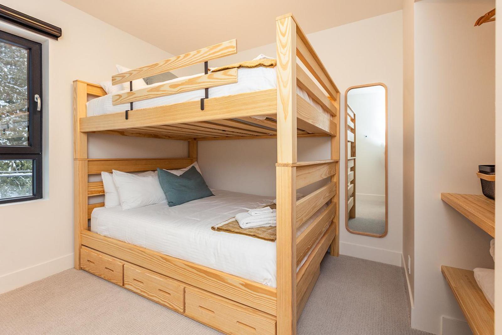 Tally Ho By Revelstoke Vacations Eksteriør bilde