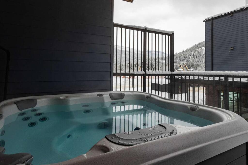Tally Ho By Revelstoke Vacations Eksteriør bilde