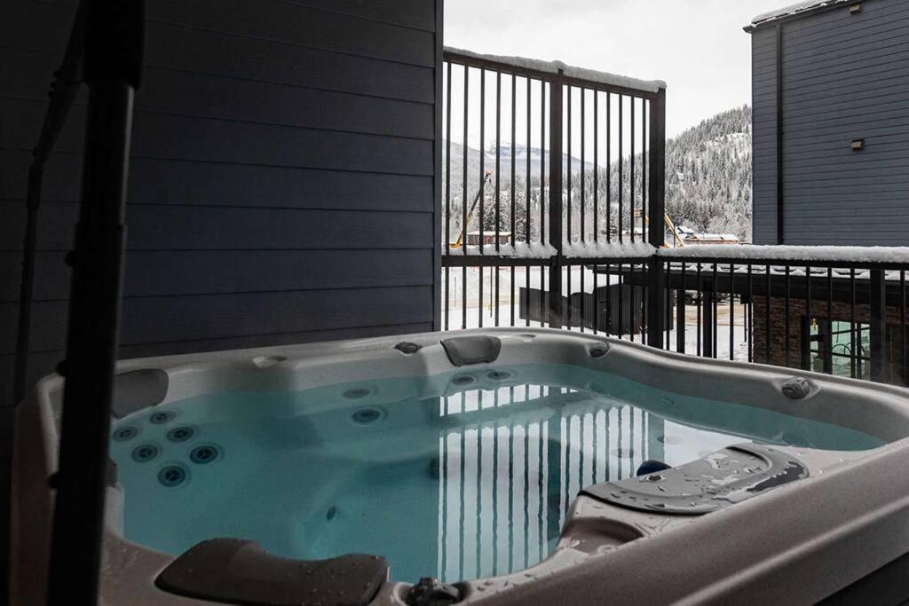 Tally Ho By Revelstoke Vacations Eksteriør bilde
