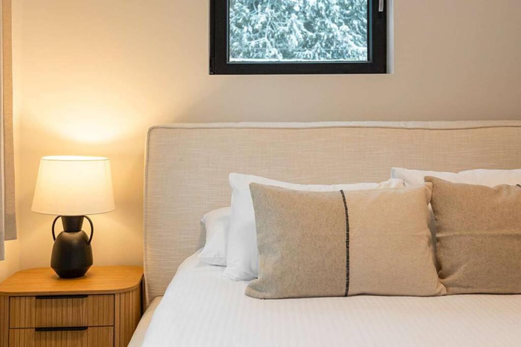 Tally Ho By Revelstoke Vacations Eksteriør bilde