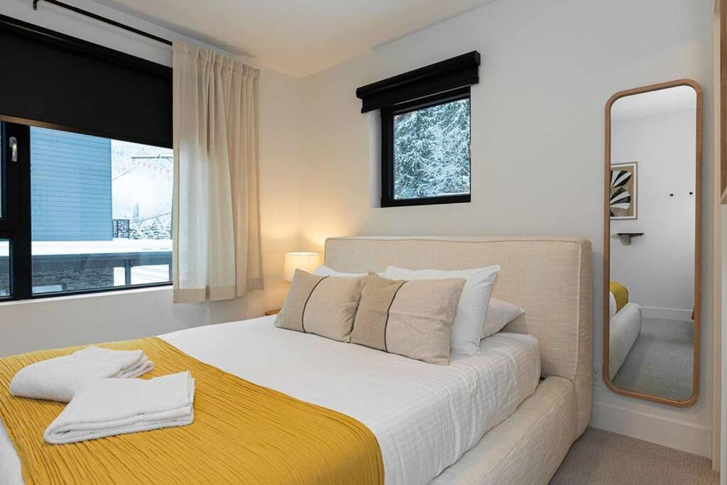 Tally Ho By Revelstoke Vacations Eksteriør bilde