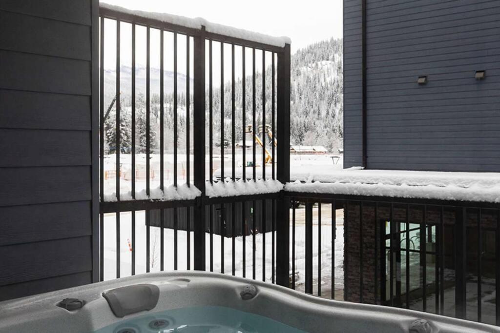 Tally Ho By Revelstoke Vacations Eksteriør bilde