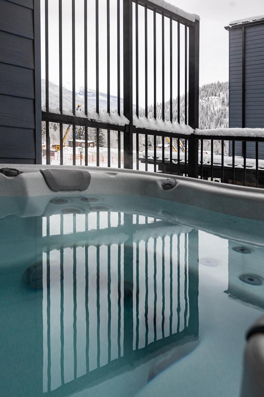 Tally Ho By Revelstoke Vacations Eksteriør bilde