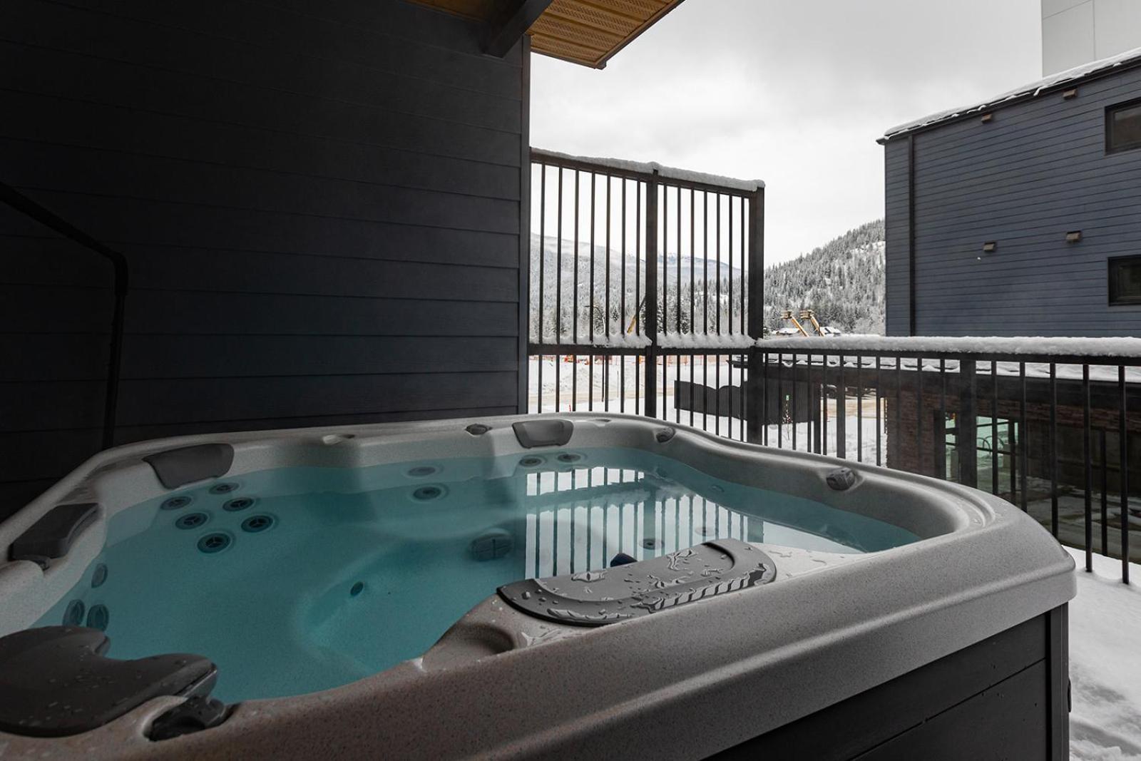 Tally Ho By Revelstoke Vacations Eksteriør bilde