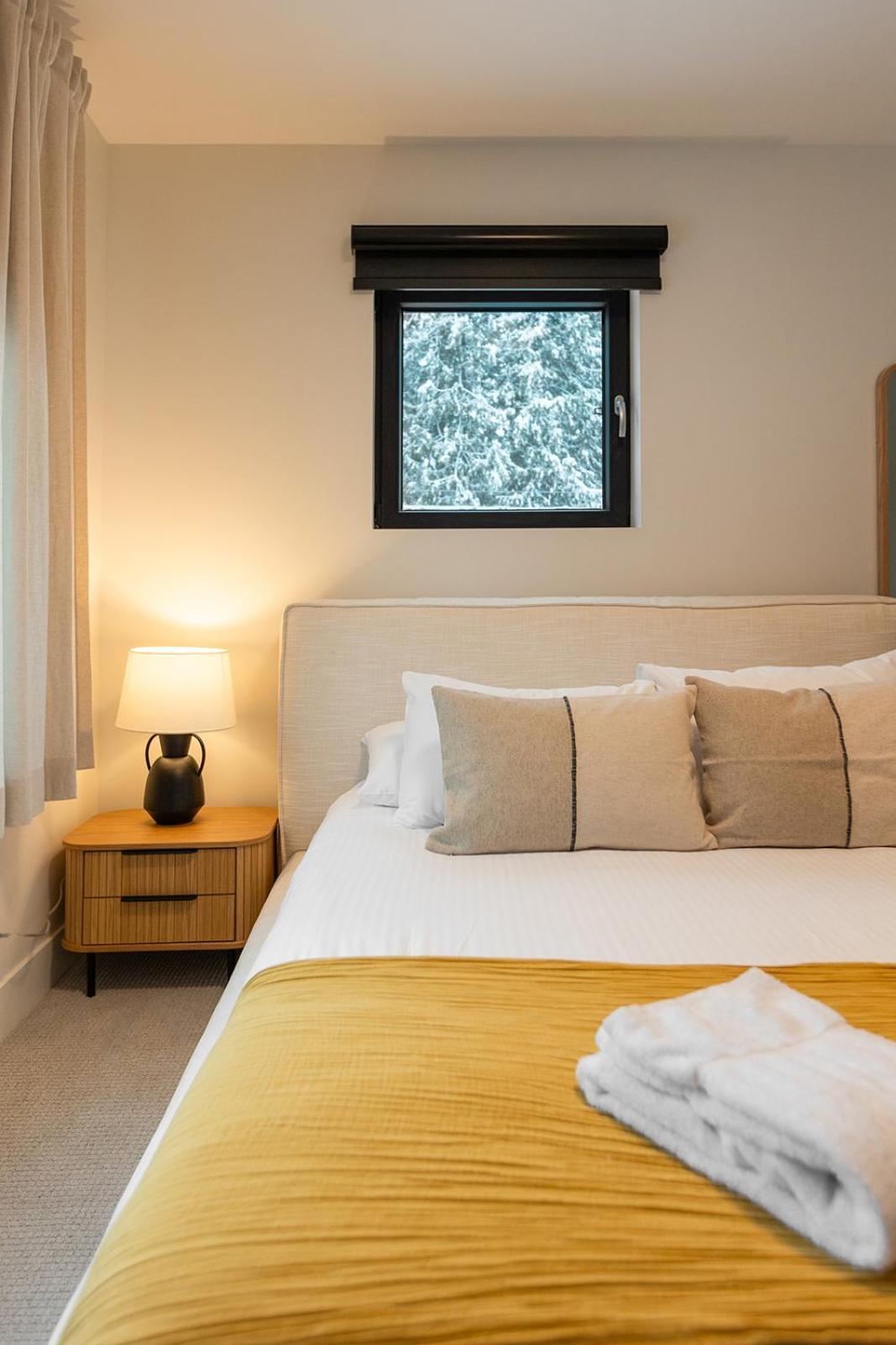 Tally Ho By Revelstoke Vacations Eksteriør bilde