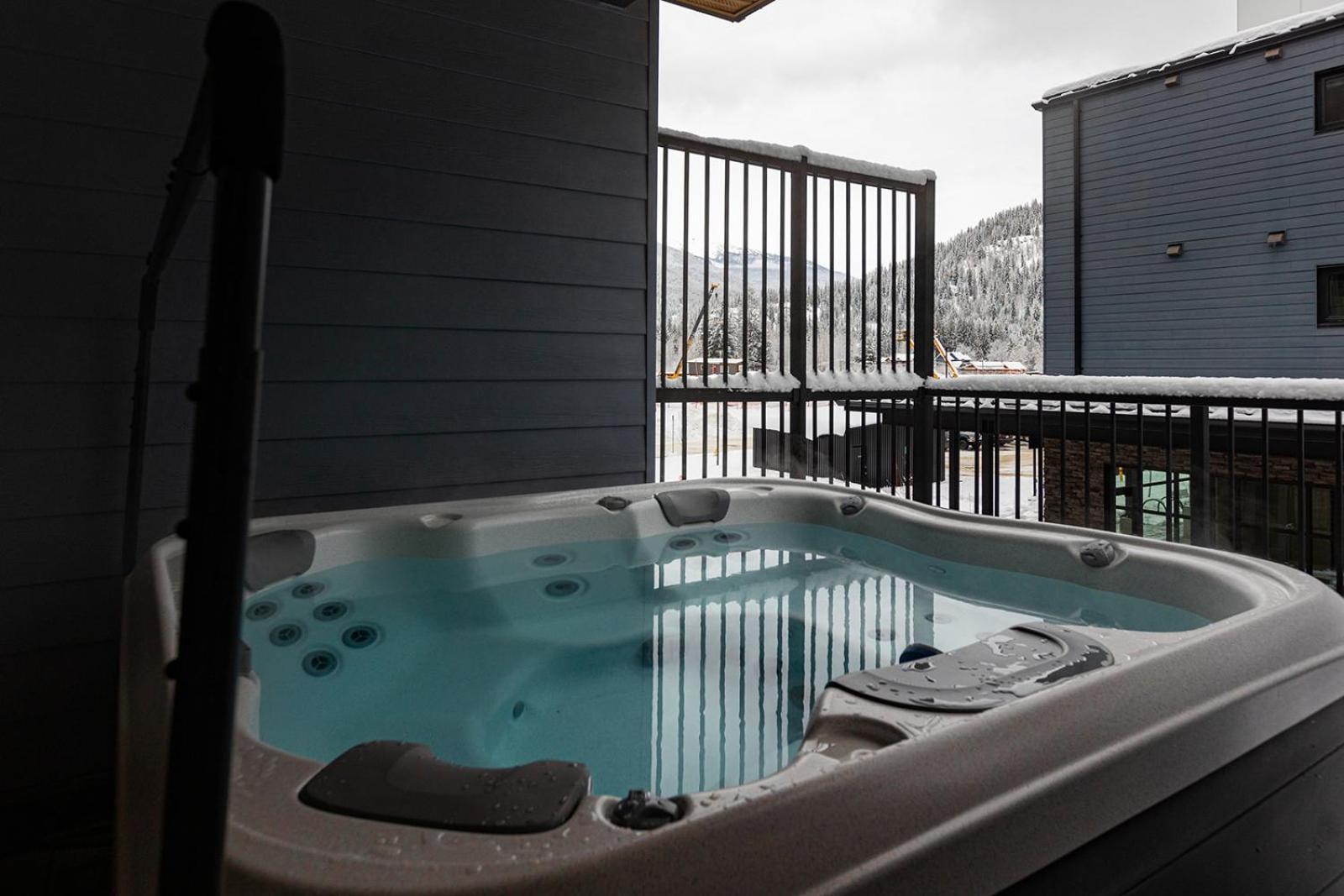 Tally Ho By Revelstoke Vacations Eksteriør bilde